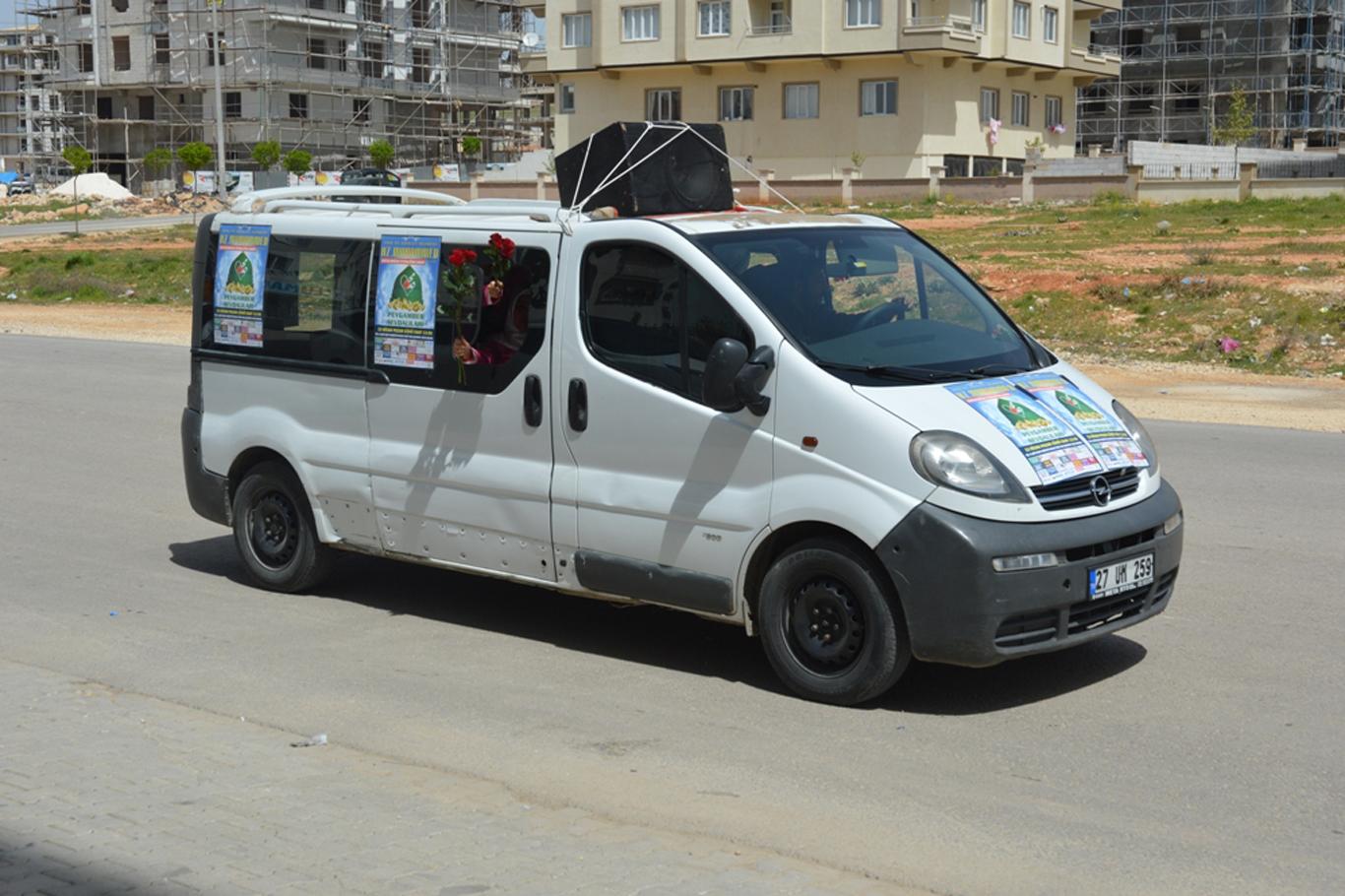 Gaziantepliler Kutlu Doğum etkinliğine güllerle davet edildi Gaziantepliler Kutlu Doğum etkinliğine güllerle davet edildi